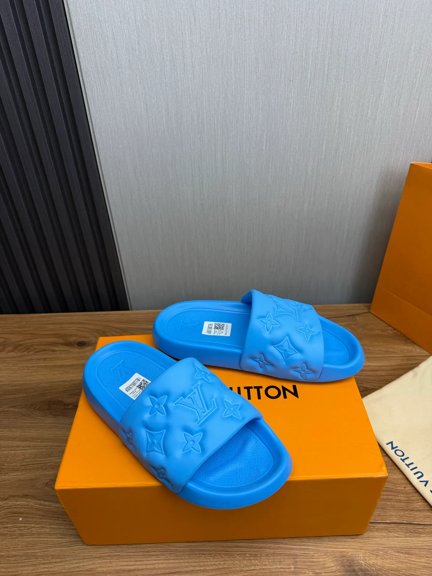 Men's shoes 💰260💰 ▪️LV's popular Little Red Book popular slippers hot sale: 1 shipment✅ Super textured and comfortable slippers, original TPU outsole. Authentic counter box drawer box packaging 🎁Size 38-45